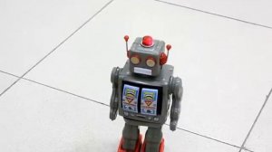 Стальной ретро робот Электрон стреляет из пушки