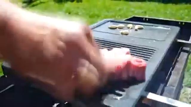 Сеня в деле готовит стейки на каменном гриле