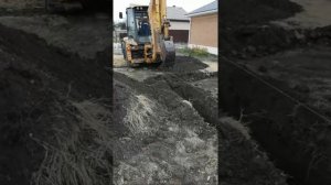 Копаем траншею под фундамент банного комплекса экскаватором.
