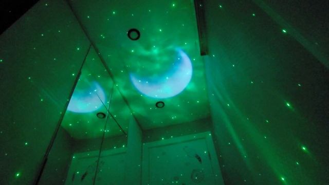 Ночник-колонка-проектор звёздного неба Космонавт Astronaut смотреть онлайн