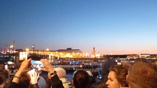 Толпы народа ожидающие развод мостов смотреть онлайн