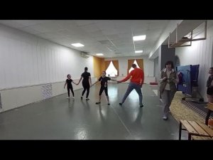 Танец детей и родителей