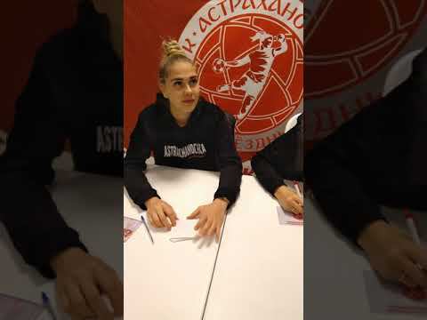 Астраханочка.Аношкина Эвелина(вратарь).Шинкарук Ирина(линейный)