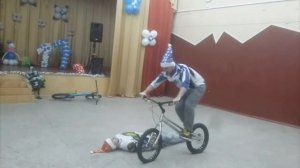 Трюки на велике в школе!