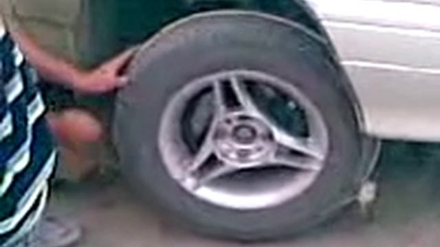 Показываю, как запустить двигатель за ведущее колесо.
