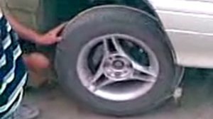 Показываю, как запустить двигатель за ведущее колесо.