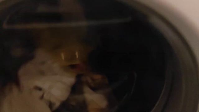 Процесс стирки светлого на программе Хлопок 50 градусов. 1300 об мин. Функции Пятна (plettet toj). смотреть онлайн