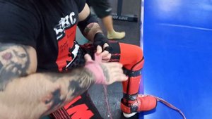 Как правильно надеть щитки и бинтовать кисти рук. Боец ММА показывает это на практике.