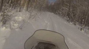 Поездка на снегоходах в избу, поднимаемся на крутую гору на снегоходах.