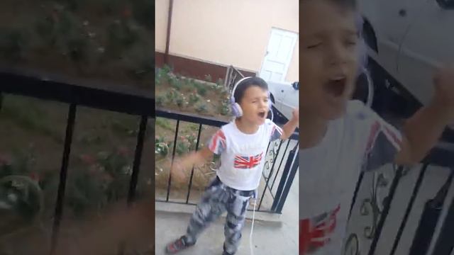 Маленький мальчик поёт песню Котик смотреть онлайн