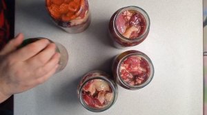 Варим тушёнку из утки и кашу.