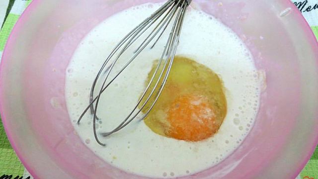 Дрожжевые оладьи с сосисками, перцем и сыром