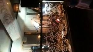 Юра Титов поет.