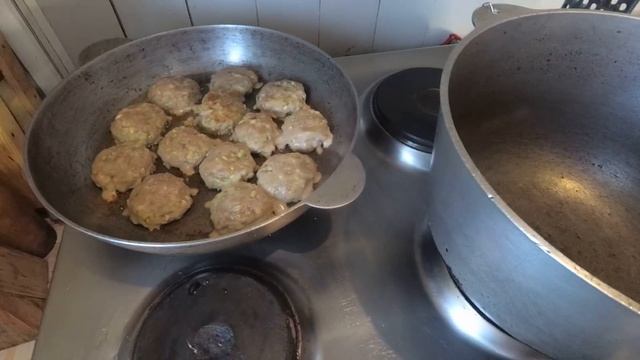 Котлетки с пюрешкой на вишнёвых ветках. смотреть онлайн