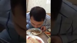 Казахи-едят-живых-осьминогов-в-Китае.mp4