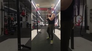 Гоблет-приседания (с гантелей в руках)