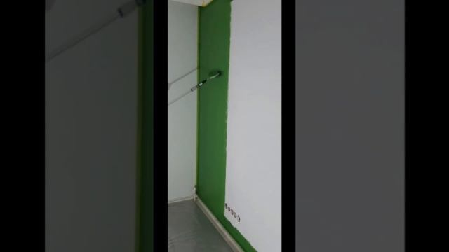 Покраска обоев валиком.