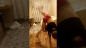 Как научиться делать колесо на одной руке за 5 минут