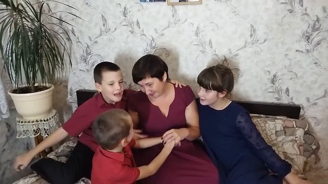 ОНЛАЙН-ЧЕЛЛЕНДЖ #ЛЮБЛЮМАМУ в рамках Недели матери                  Поздравление семьи Гольмант