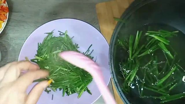 Салат из зелёного репчатого лука.Вкусно и быстро. смотреть онлайн