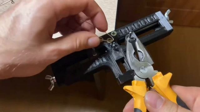 Универсальное приспособление для гибки проволоки для грузиков типа "Коромысло". смотреть онлайн