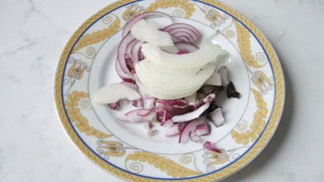 Зимний салат с грибами, омлетом и огурцами