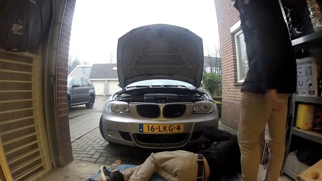 BMW 1 Serie E81/E87 Remove M Front Bumper смотреть онлайн