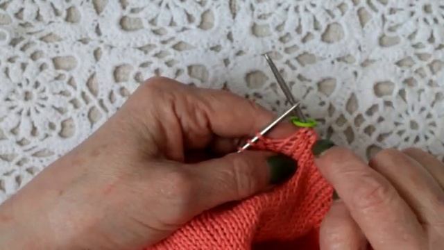ХБ футболка спицами с красивой горловиной и цельновязаными рукавами