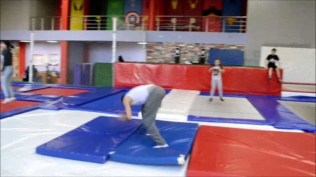 Тренировки по акробатике в батутном зале Абада Капоэйра Нижнекамск смотреть онлайн