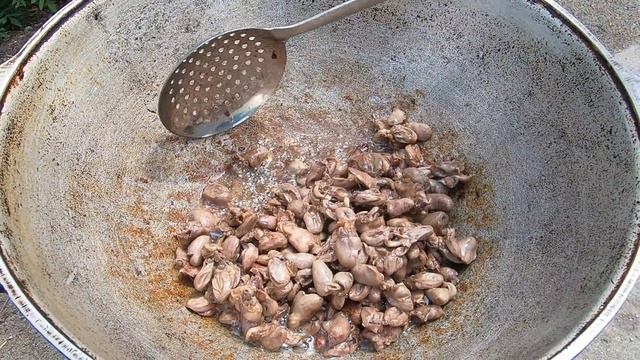ОСТРЫЕ КУРИНЫЕ СЕРДЕЧКИ К ПИВУ В КАЗАНЕ НА КОСТРЕ