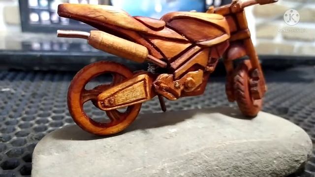 Деревянный мотоцикл . Резьба по дереву.