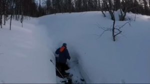 ИЗМЕРЕНИЕ ГЛУБИНЫ СНЕГА В ОВРАГЕ. ОЛЕГ И ОЛЬГА ТАЙМЕНЬ.