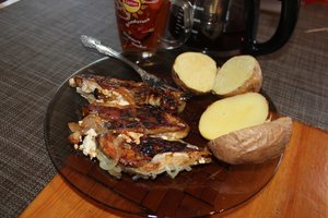 Жареный Лещ под сметанно луковом соусом с печеной картошечкой!.mp4