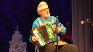 Гармонист играет на  Левосторонней гармони.MP4