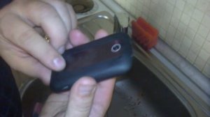 Телефон HTC тест в воде. Купаем телефон под краном