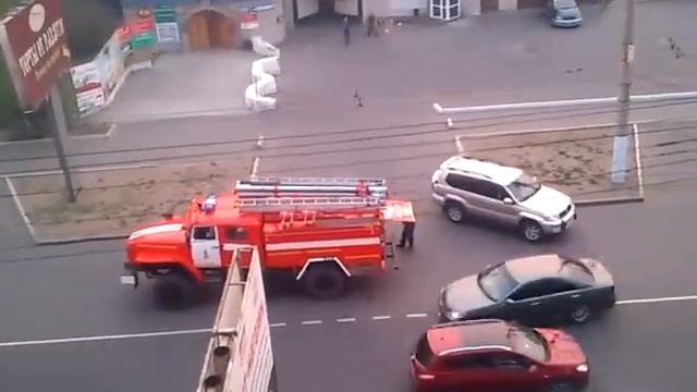 Пожарка,набирает воду из люка,Чита. смотреть онлайн