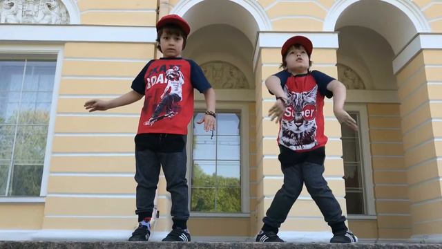 Близнецы танцуют. Дети танцуют паппинг. Филипп и Платон.