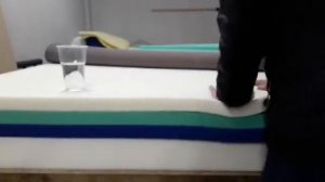 Тест с бокалом на матрасе разных марок ППУ (пенополиуретан)