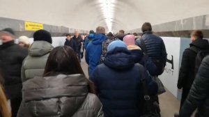 Утренний час-пик в минском метро, переход со станции Купаловская на Октябрьскую
