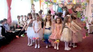 Танец с Цветами на выпускном в детском саду