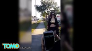 Трёхгрудая женщина выгуливает своих рабов