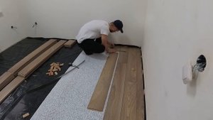 Как укладывать ламинат одному _ БЫСТРО И ЛЕГКО.mp4