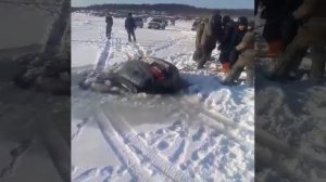 Машина провалилась под лёд . Шок !
