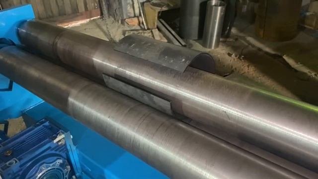 Вальцы трехвалковые с валом 110мм подгибают и прокатывают узкую обечайку