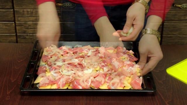 ЗАПЕЧЕННОЕ В ДУХОВКЕ МЯСО С КАРТОФЕЛЕМ! смотреть онлайн