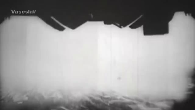 БАБУШКА С ФЛАГОМ СССР И УКРАИНСКИЕ СОЛДАТЫ - Комментарии иностранцев смотреть онлайн