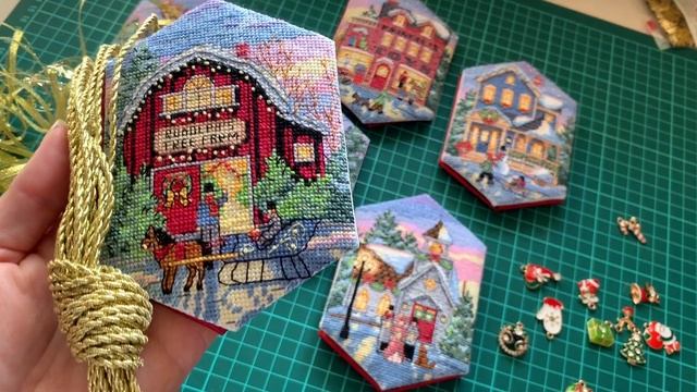 Вышивка. Процесс создания новогодних игрушек набора Рождественская деревенька