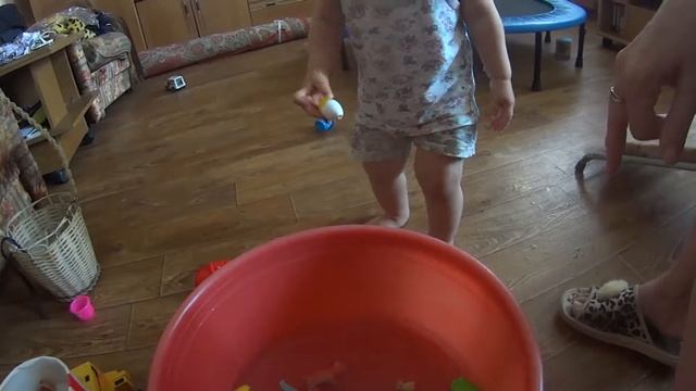 В тазу с водой игрушки и Жаник смотреть онлайн