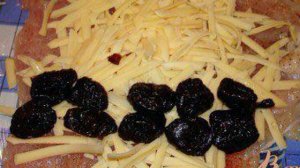 Рулет из курицы с черносливом и сыром