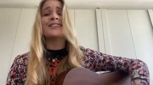 19-летняя дочь Александра Малинина играет на гитаре и поет романс